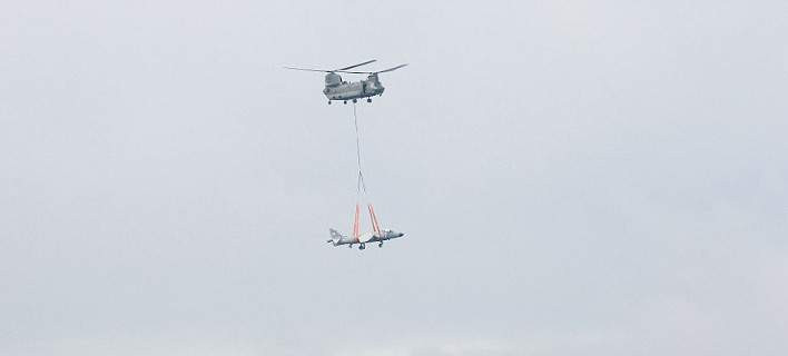 Ο γίγαντας των αιθέρων -Πώς ένα ελικόπτερο Chinook μεταφέρει ένα μαχητικό Sea Harrier [εικόνες & βίντεο]